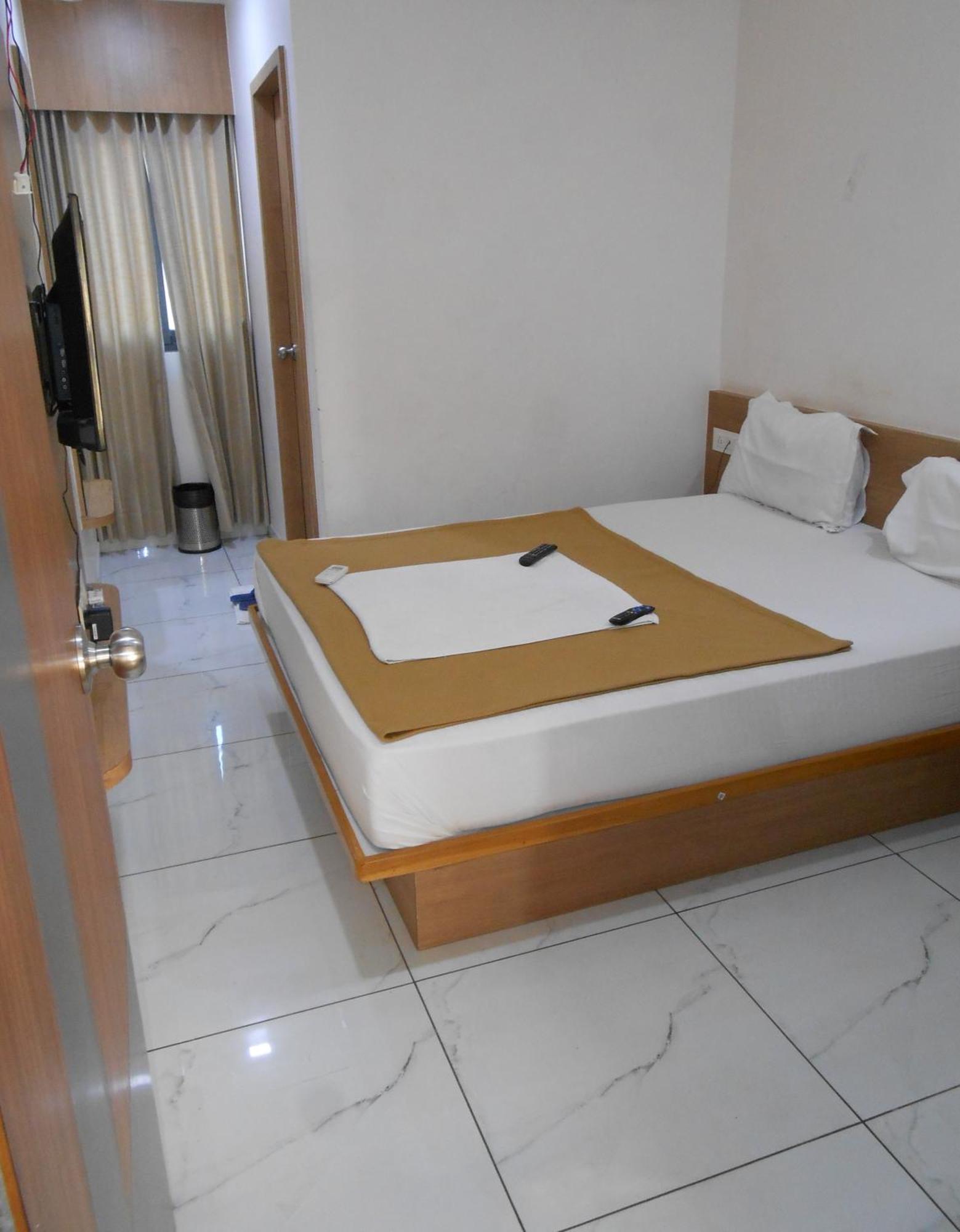 Hotel Crossview Palanpur Экстерьер фото