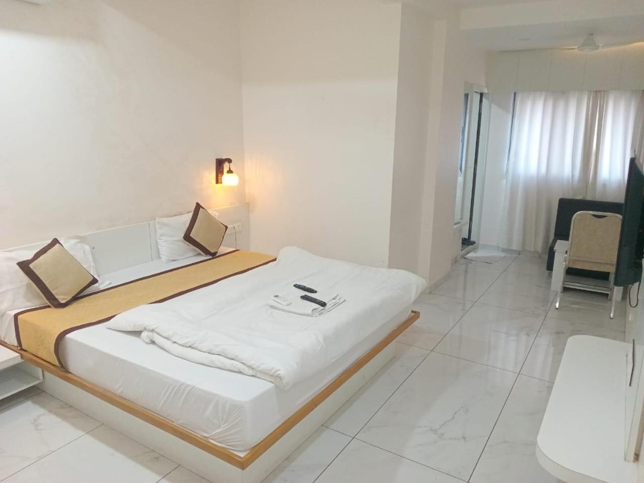 Hotel Crossview Palanpur Экстерьер фото